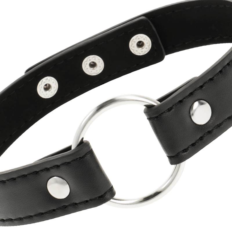 Gros plan de l'anneau central et des boutons-pression du collier Coquette en cuir vegan