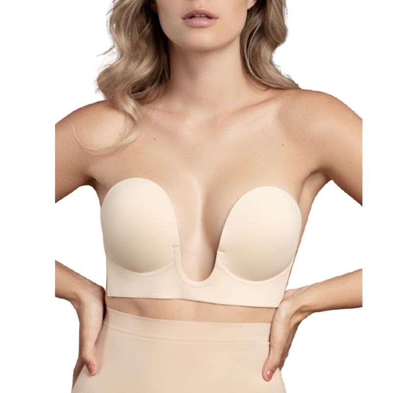 Femme portant le soutien-gorge adhésif en U Bye Bra beige, base sous le buste