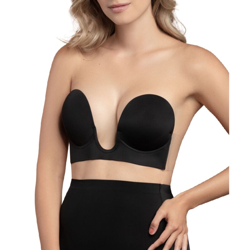Femme portant le soutien-gorge adhésif en U Bye Bra noir avec un bas noir