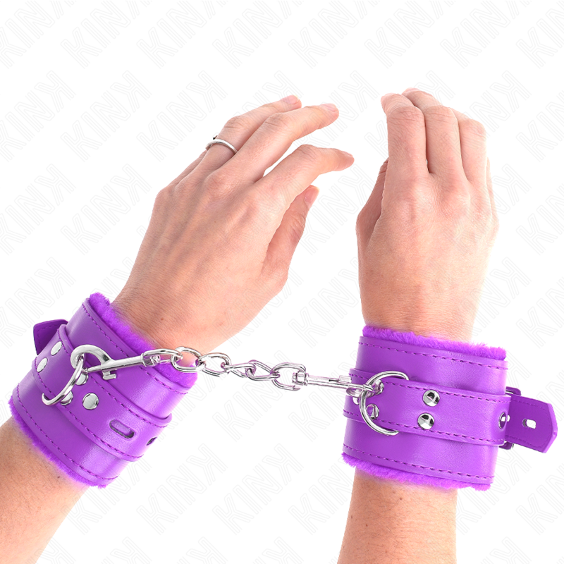 Menottes BDSM Kink Doublées Fourrure - Trous Carrés Réglables
