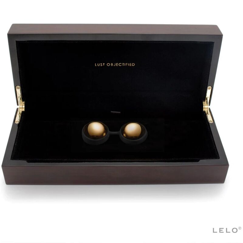 Coffret en bois ouvert contenant les boules Luna Beads plaquées or de Lelo