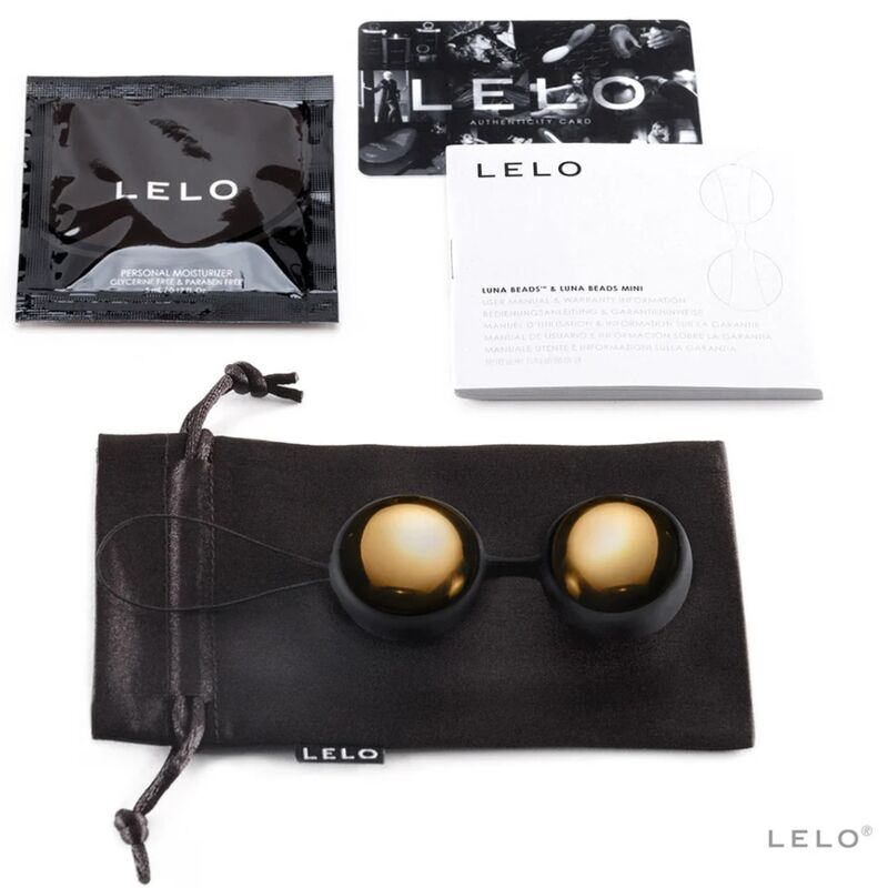 Boules Luna Beads dorées de Lelo sur leur housse en satin avec notice et carte