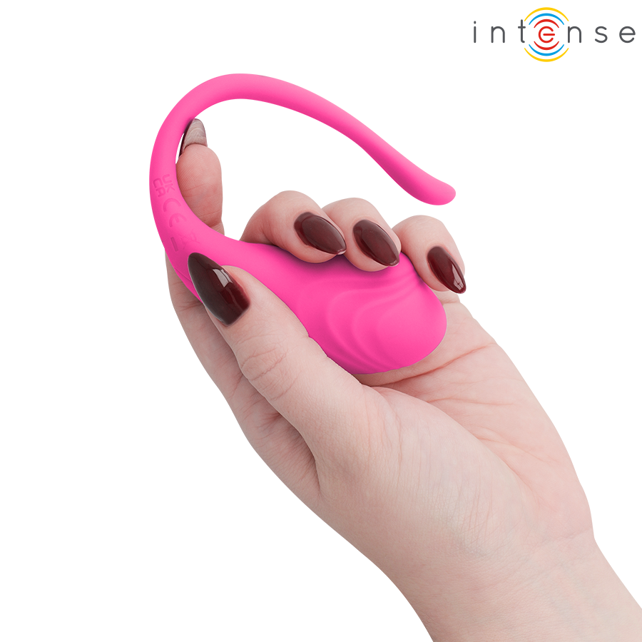 Main tenant l'œuf vibrant Olivia Intense rose par sa queue souple