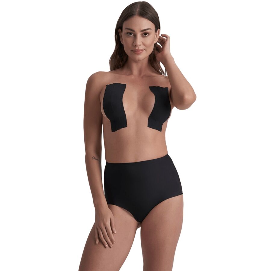 Femme portant des bandes de ruban adhésif Body Tape noir Bye Bra sous et autour des seins