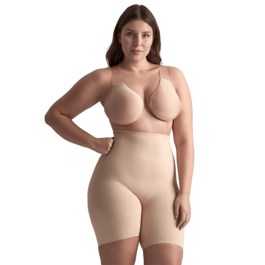 Femme portant les rehausseurs Sculpting Fabric Lifts Bye Bra avec un panty gainant beige