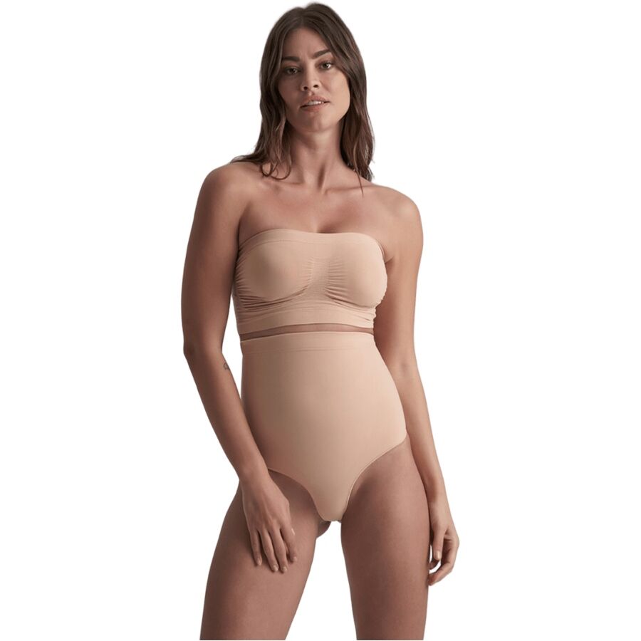Femme de face portant le string gainant beige Bye Bra avec un bandeau assorti