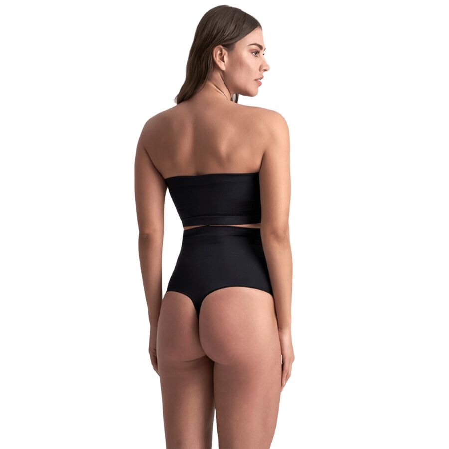 Femme de dos portant le string gainant taille haute Bye Bra noir avec un bandeau