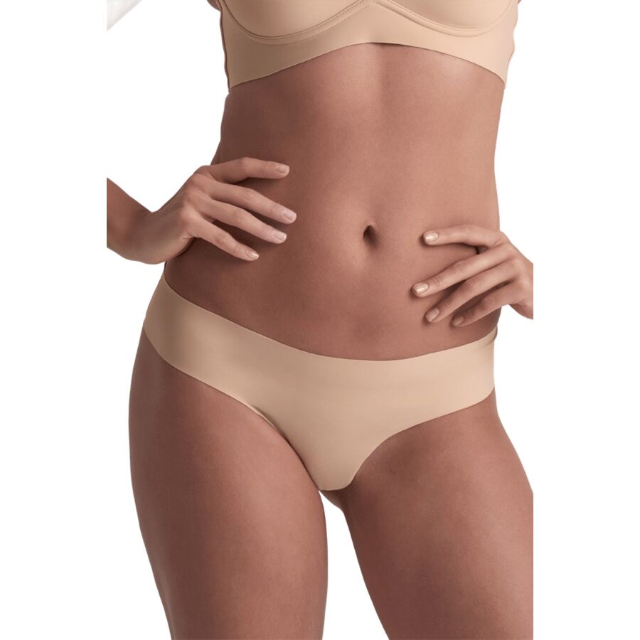 String invisible Bye Bra beige porté de face, bords lisses sans coutures visibles