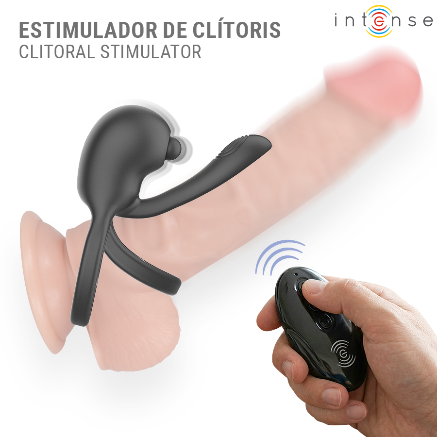 Cockring Spike d'Intense porté sur un gode, télécommande tenue en main