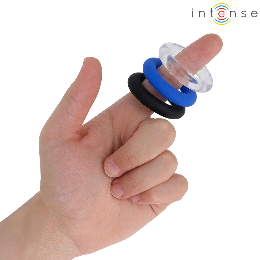 Trois cockrings Wick d'Intense enfilés sur un doigt pour montrer leur taille
