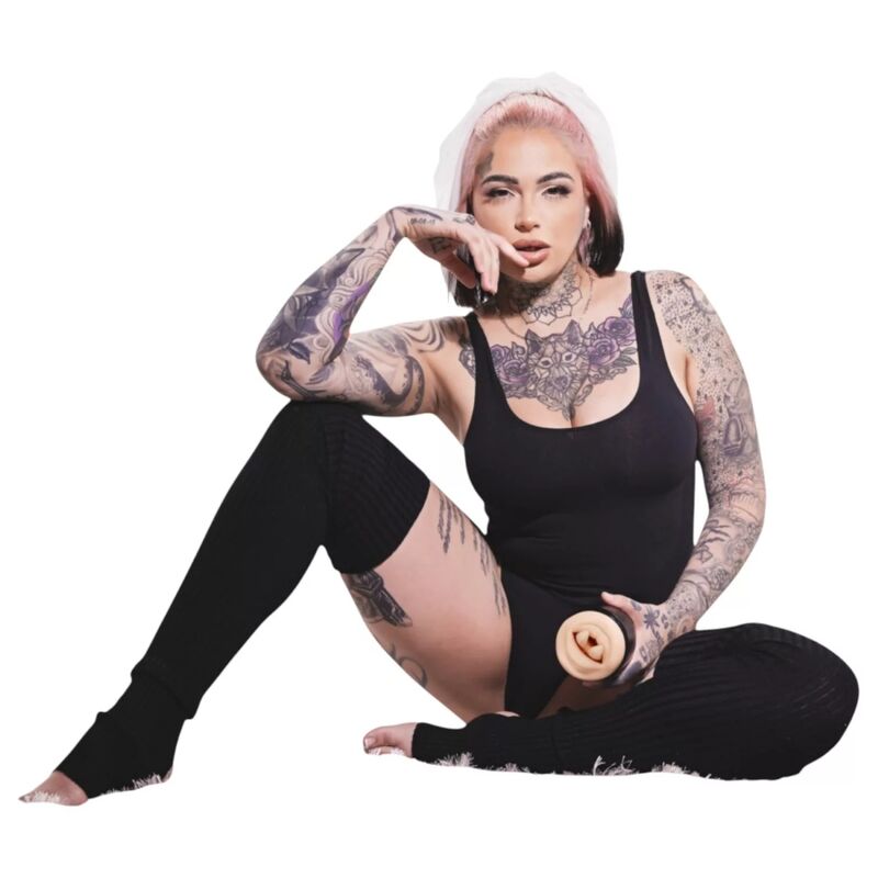 Mannequin tatouée assise tenant le manchon Raven Mouth de Kiiroo