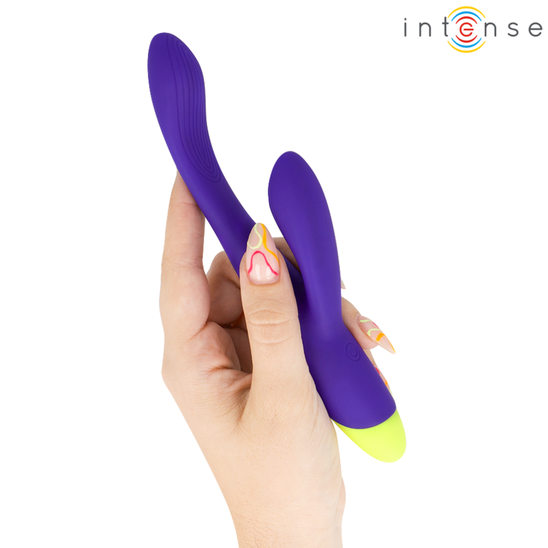Main tenant le vibromasseur rabbit Paolo violet d'Intense, tige et bras externe