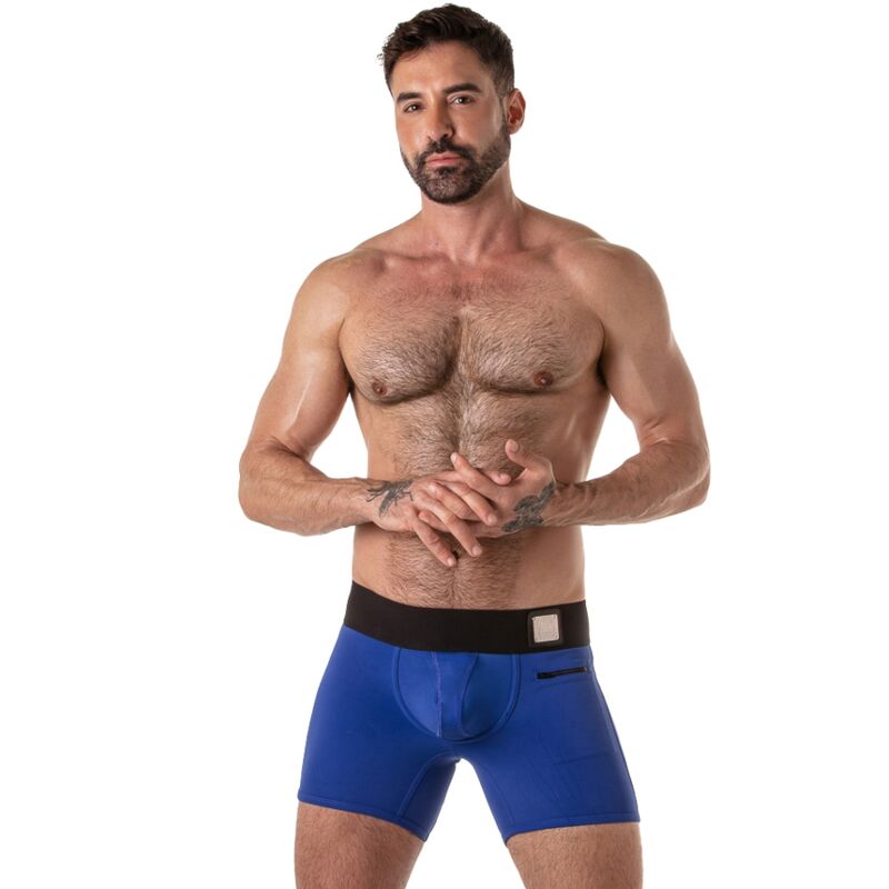 Homme portant le boxer ouvert Locker Gear bleu de face avec sa ceinture noire