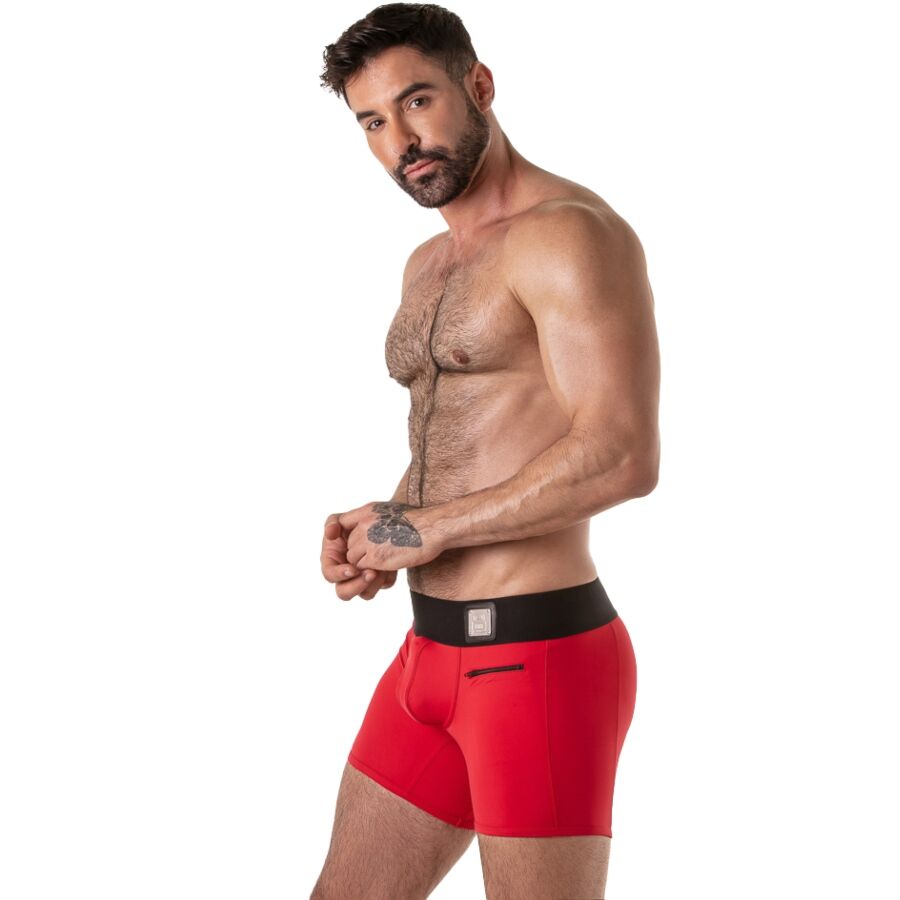 Homme tourné de trois quarts en boxer ouvert rouge Locker Gear et ceinture siglée