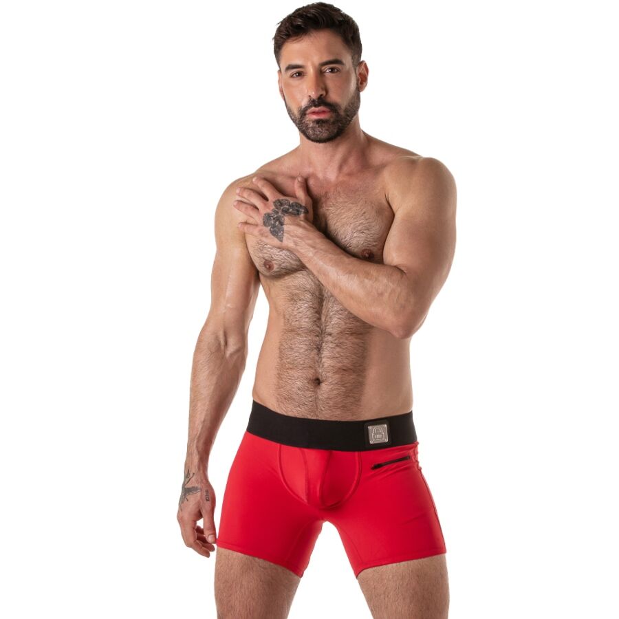 Homme de face portant le boxer ouvert rouge Locker Gear à large ceinture noire
