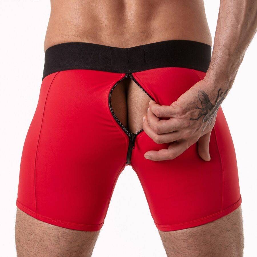 Zip arrière ouvert du boxer rouge Locker Gear dévoilant la peau, main sur le tissu
