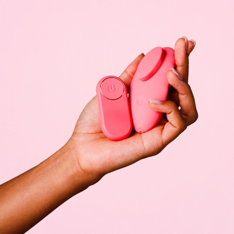 Main tenant ensemble le vibromasseur ILY Panty Vibe et sa télécommande corail