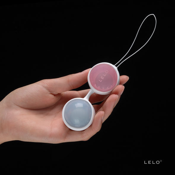 Boules de geisha Luna Beads Mini de Lelo tenues en main par le cordon de retrait